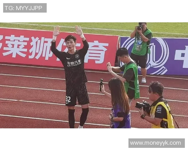 霍深坪勇救广州队展现无畏精神与团队协作的精彩瞬间