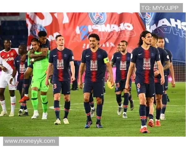 巴黎圣日耳曼在法甲联赛中以绝对优势完胜里尔展现强大实力