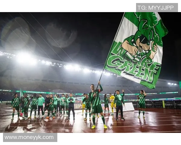 球迷狂热支持球队赛场外挥舞旗帜高呼口号，点燃激情的背后故事